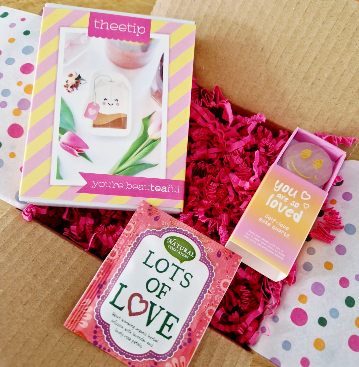 cadeaupakket gevuld met een theetip, theezakje en edelsteen