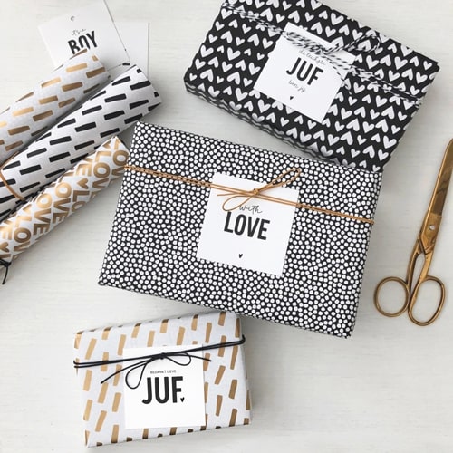 ingepakte cadeautjes met stationary producten zoals cadeaulabels en cadeaupapier