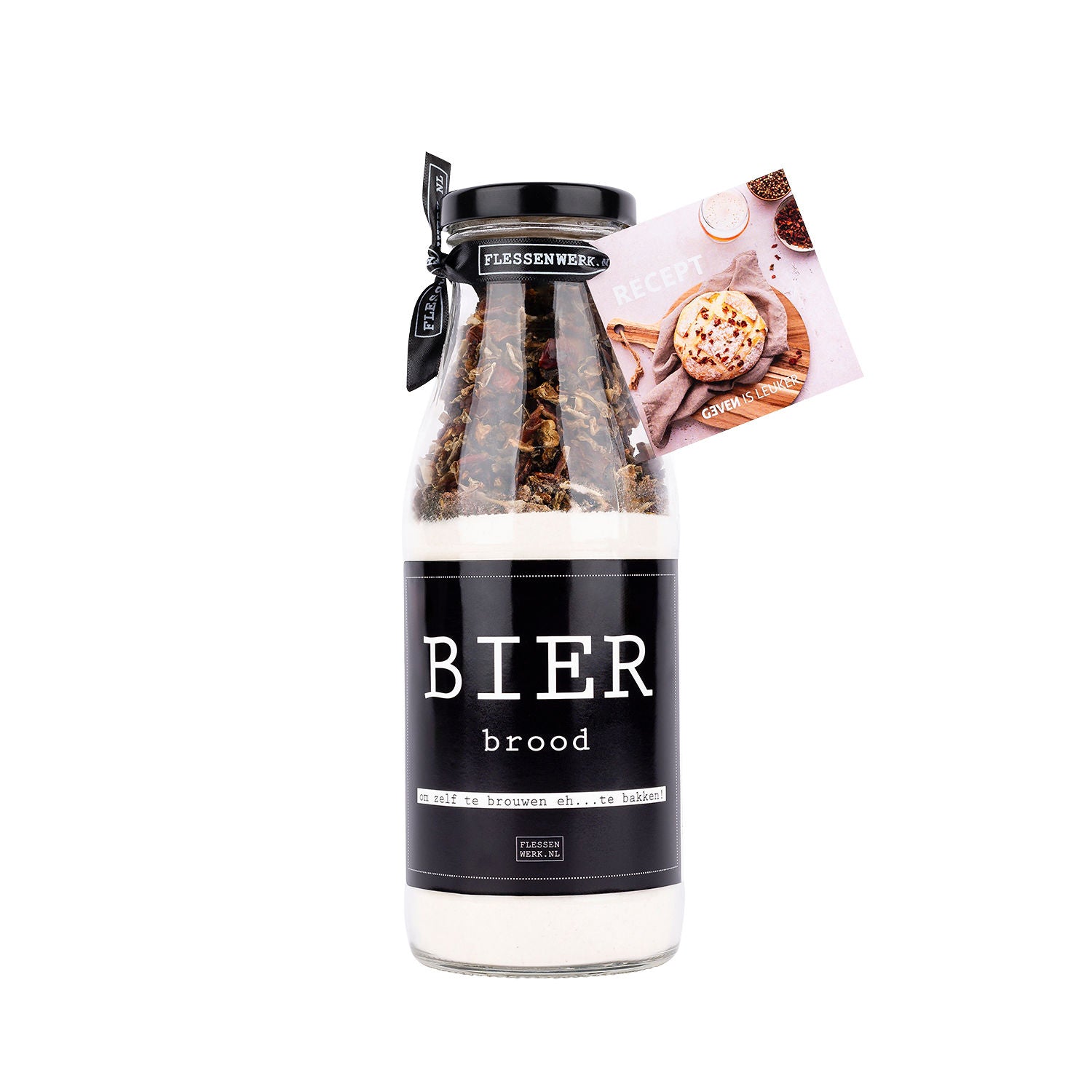Een glazen fles met de etiket 'bierbrood', gevuld met ingrediënten om een eigen bierbrood te maken