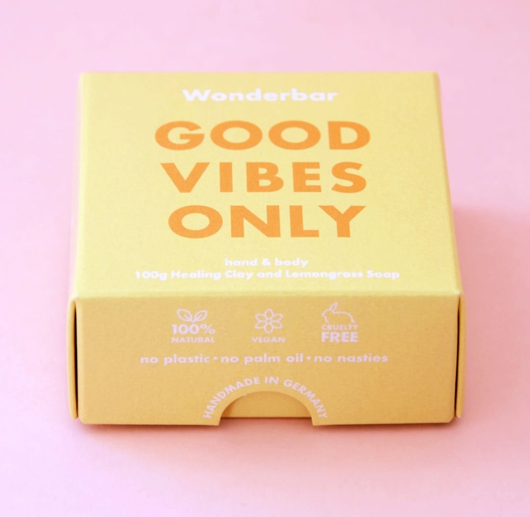 zeep in geel doosje met de tekst good vibes only