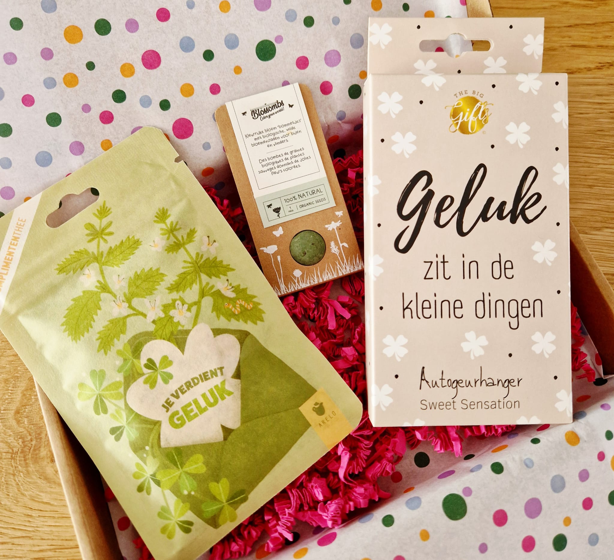 brievenbuscadeau met je verdient geluk thee in een zakje, een blossomb en een autogeurhanger met de tekst geluk zit in de kleine dingen