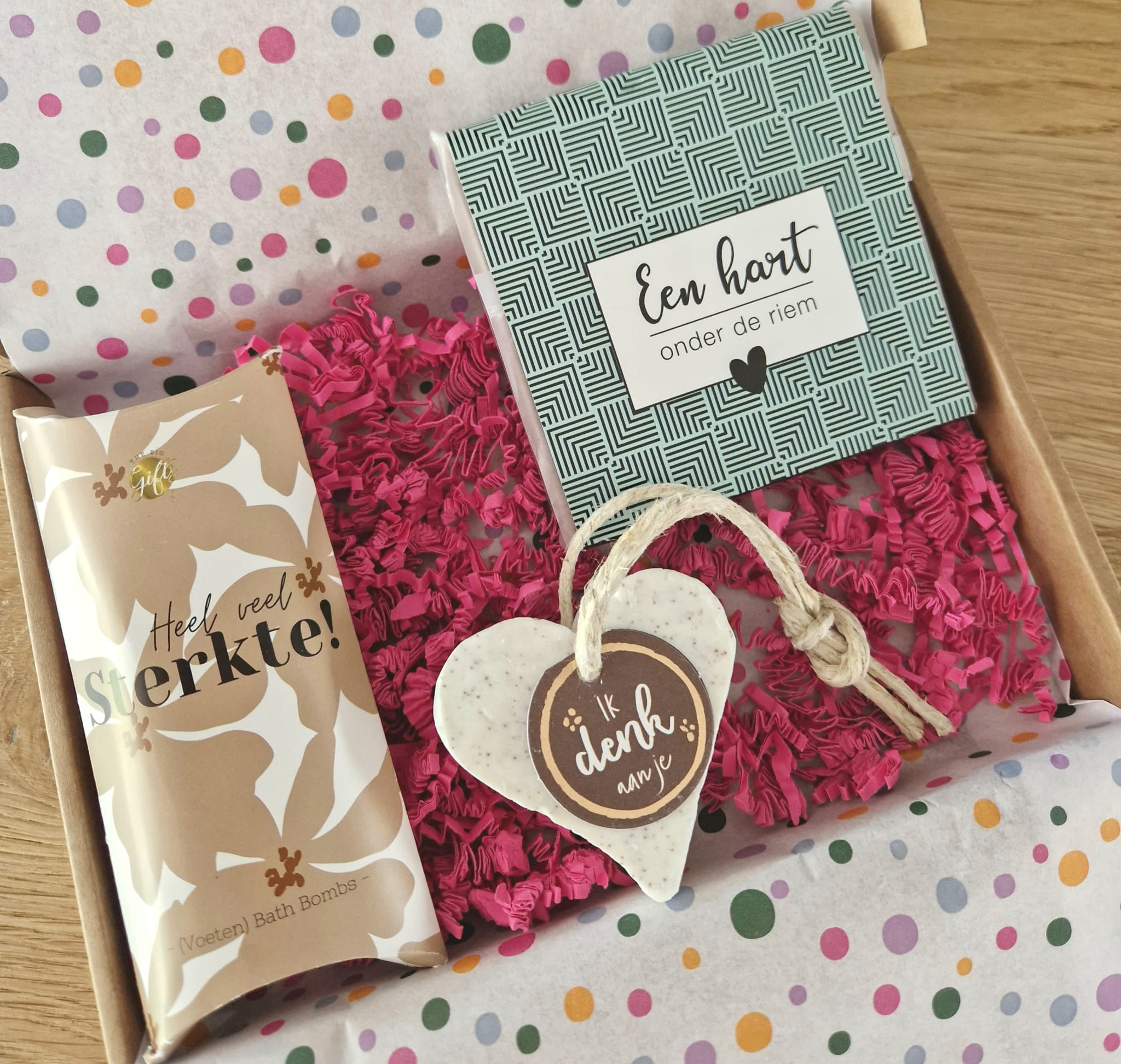brievenbuscadeau met badbruisballen heel veel sterkte, een zeephart met de tekst ik denk aan je en een kweekset voor eetbare bloemen met de tekst hart onder de riem