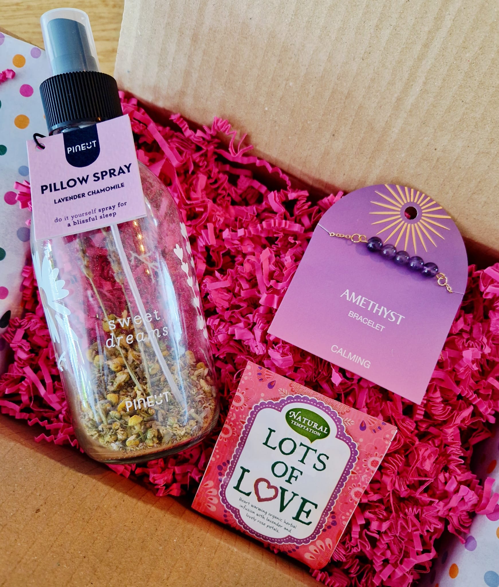 cadeaupakket gevuld met een DIY pillowspray, een amethist armband en een theezakje met de tekst lots of tea