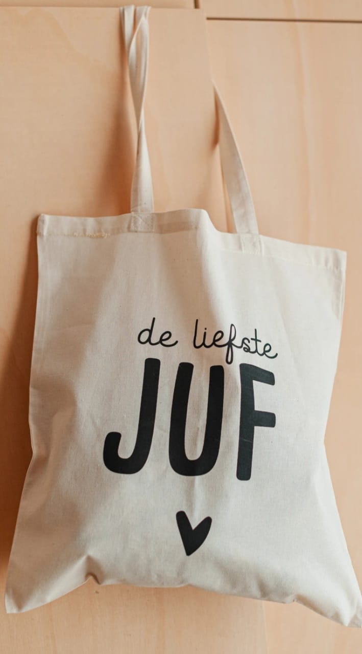 beige canvastas met de tekst de liefste juf
