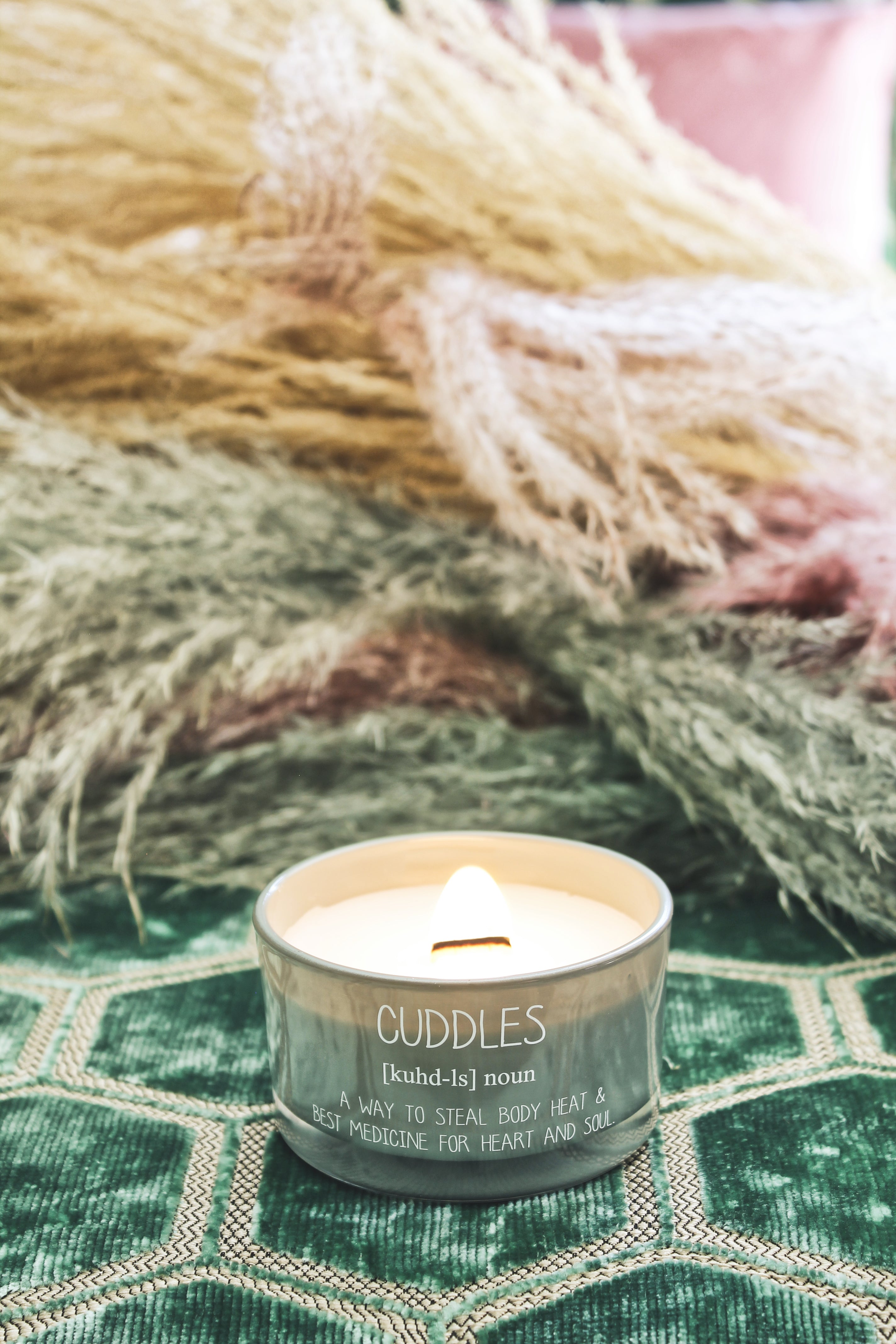 Cuddles sojawaskaars met een rustige achtergrond