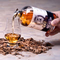 DIY whiskyfles schenkend