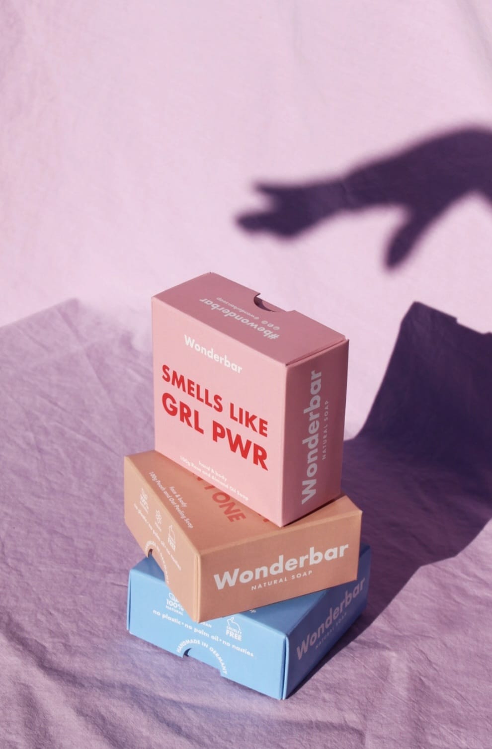 roze doosje met de tekst moisturize all my problems away