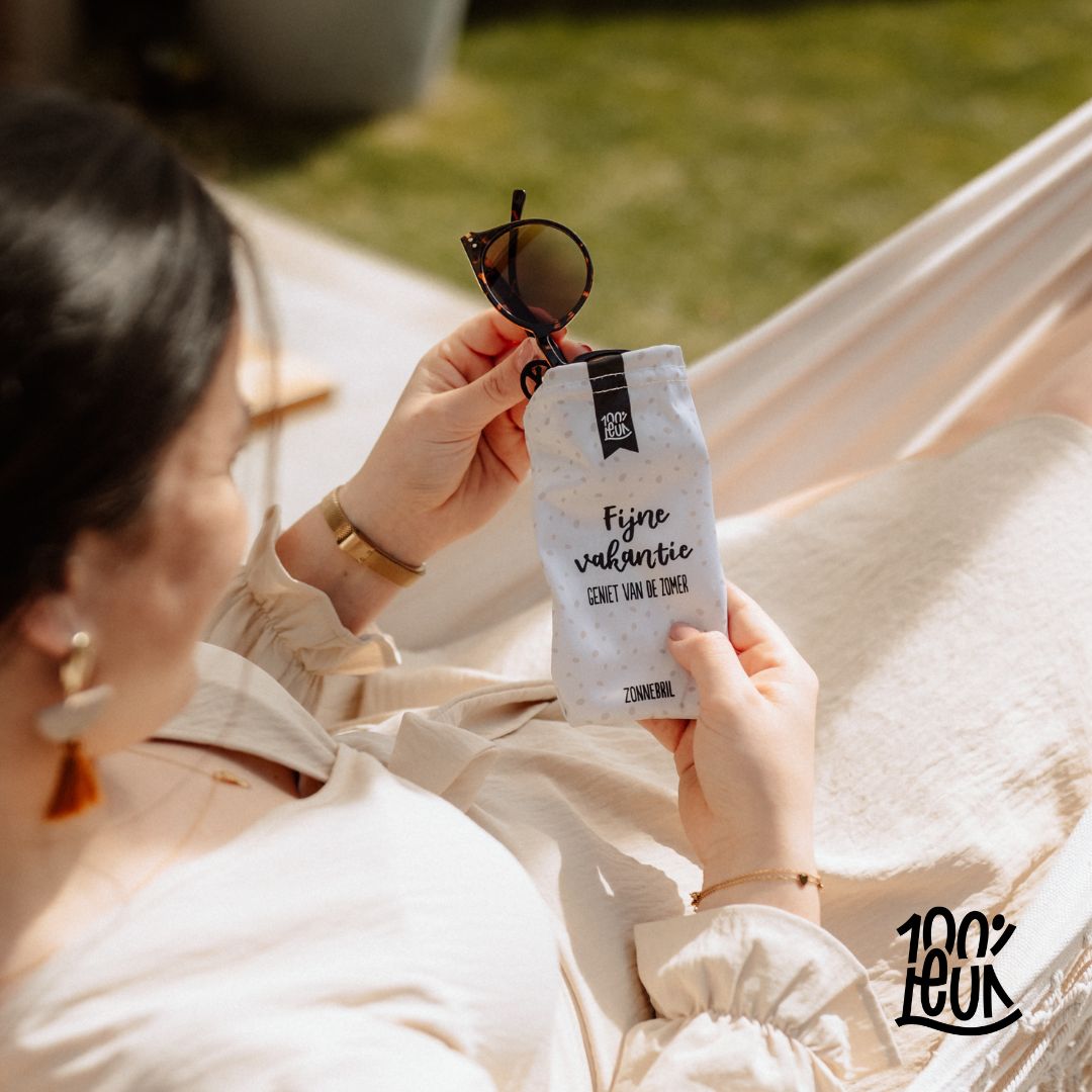 Zonnebril met zakje met de tekst Fijne vakantie, geniet van de zomer