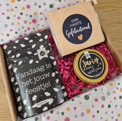 brievenbuscadeau met een zakje bodyscrub en de tekst vandaag is het jouw feestje, kweekset eetbare bloemen met de tekst van harte gefeliciteerd en een kaarsje met de tekst jarig