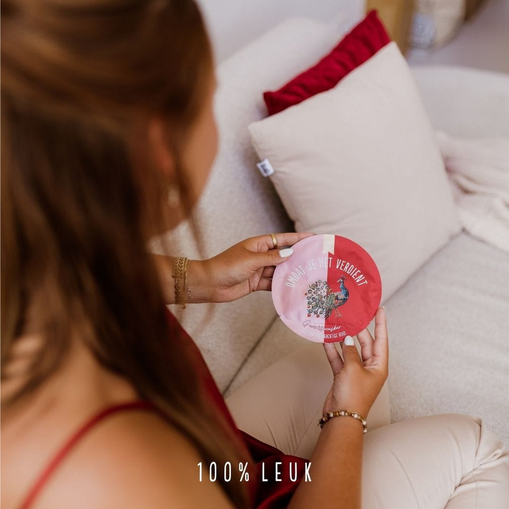 gezichtsmasker met roze en donkerroze met de tekst omdat je het verdient vastgehouden door een dame