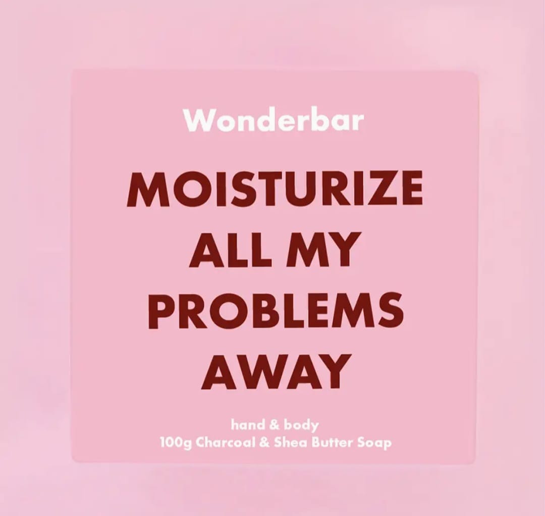 roze doosje met de tekst moisturize all my problems away