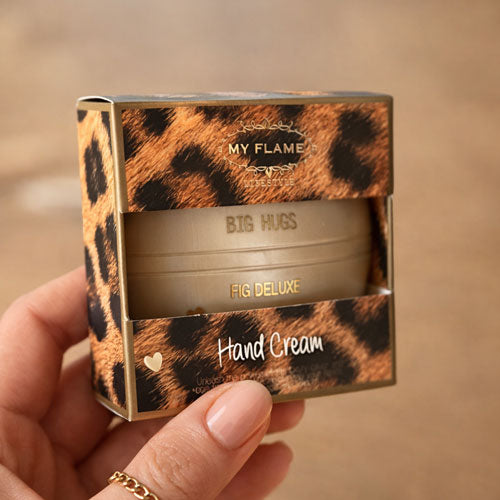 Doosje met panterprint waarin een goudkleurig ronde handcreme verpakt zit met de tekst big hugs