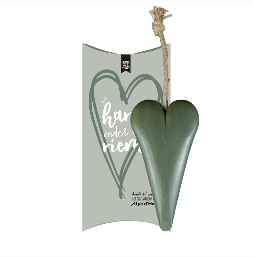 Groene hartzeep aan een touw in een luxe cadeauverpakking met de tekst 'hart onder de riem'