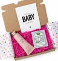 Hoera een baby brievenbuscadeau met handcreme, thee en een wenskaart