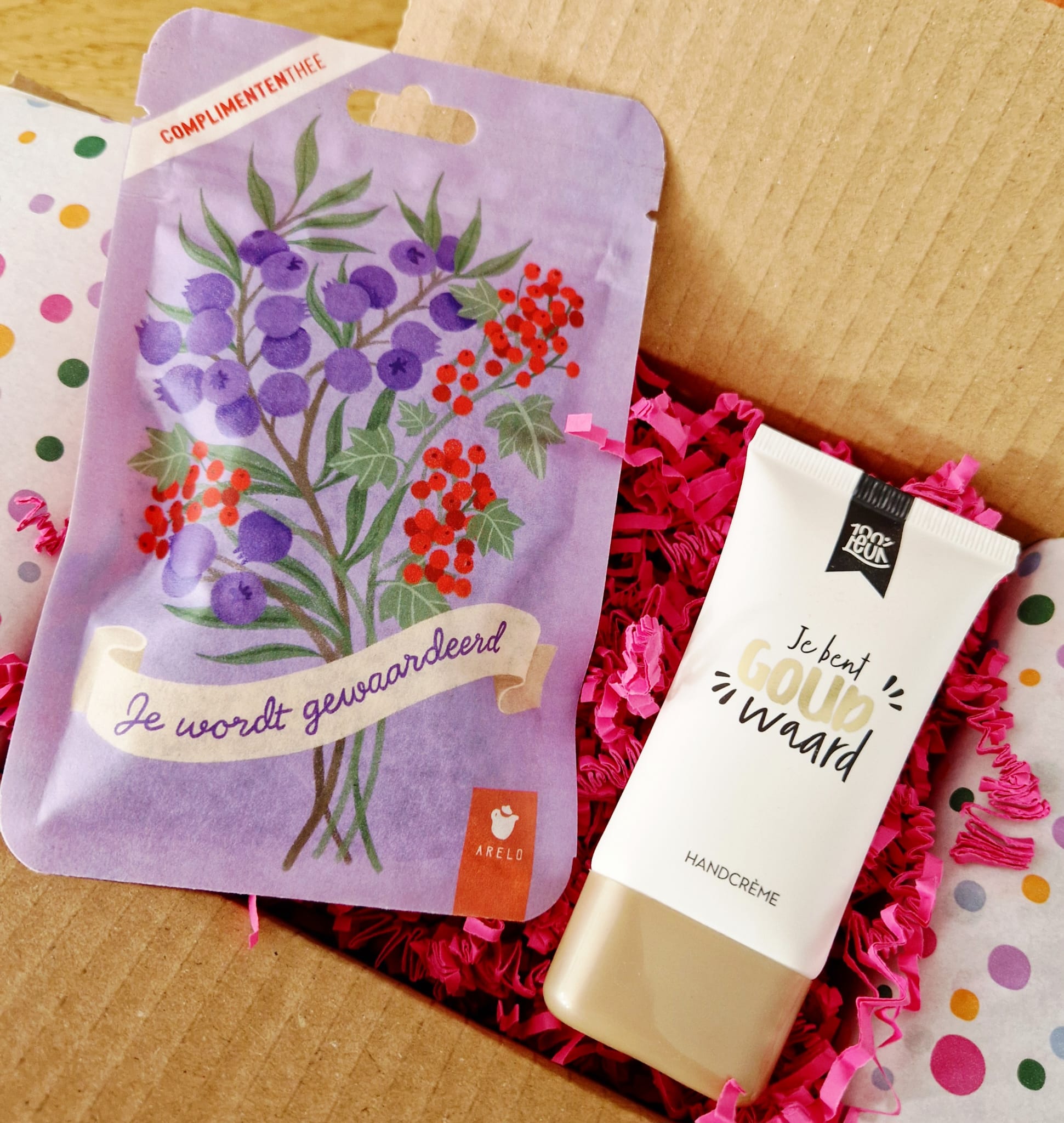 brievenbuscadeau met een paars zakje losse thee met de tekst je wordt gewaardeerd en een tube handcreme met de tekst je bent goud waard