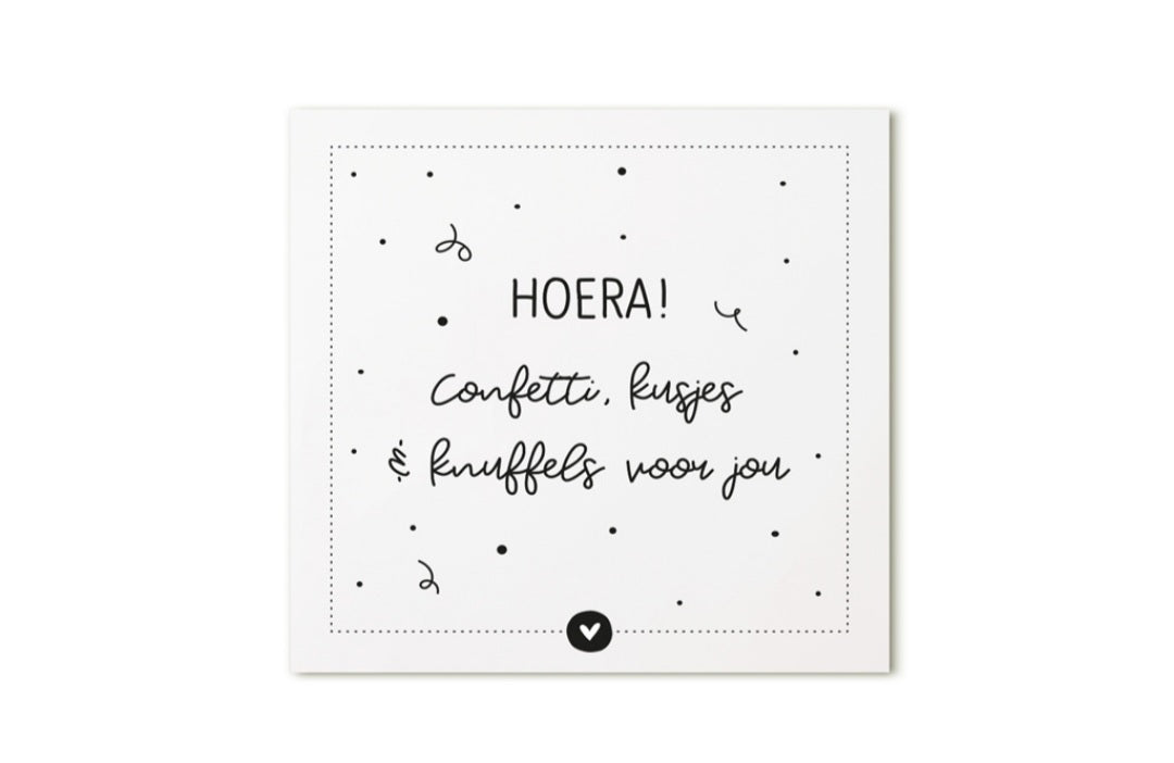 minikaartje vierkant en wit met de tekst hoera! confetti, kusjes en knuffels voor jou