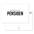witte wenskaart met de zwarte tekst 'geniet van je pensioen'