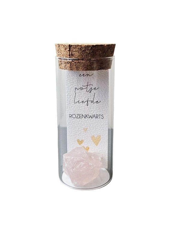 glazen potje met de tekst een potje liefde en gevuld met een rozenkwarts