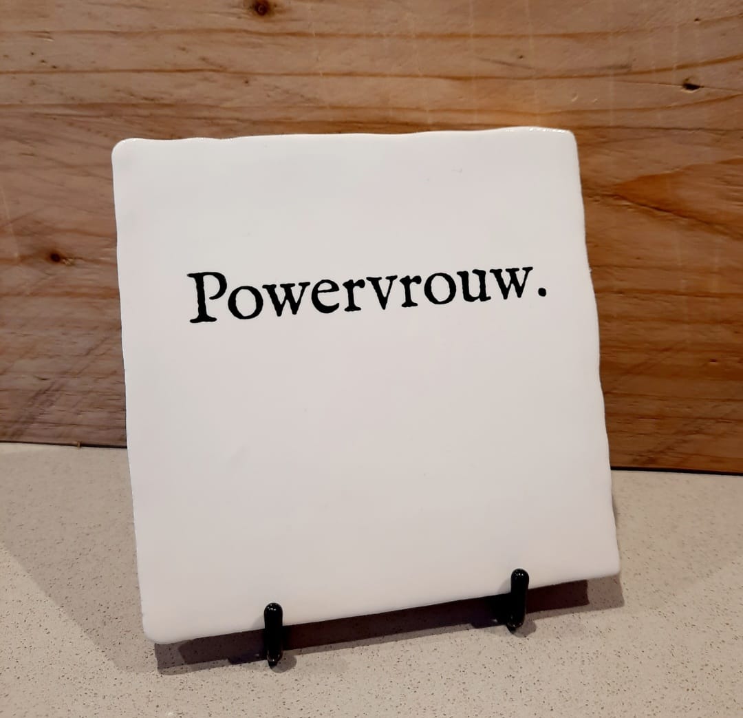 Witte tegel van keramiek met de tekst powervrouw