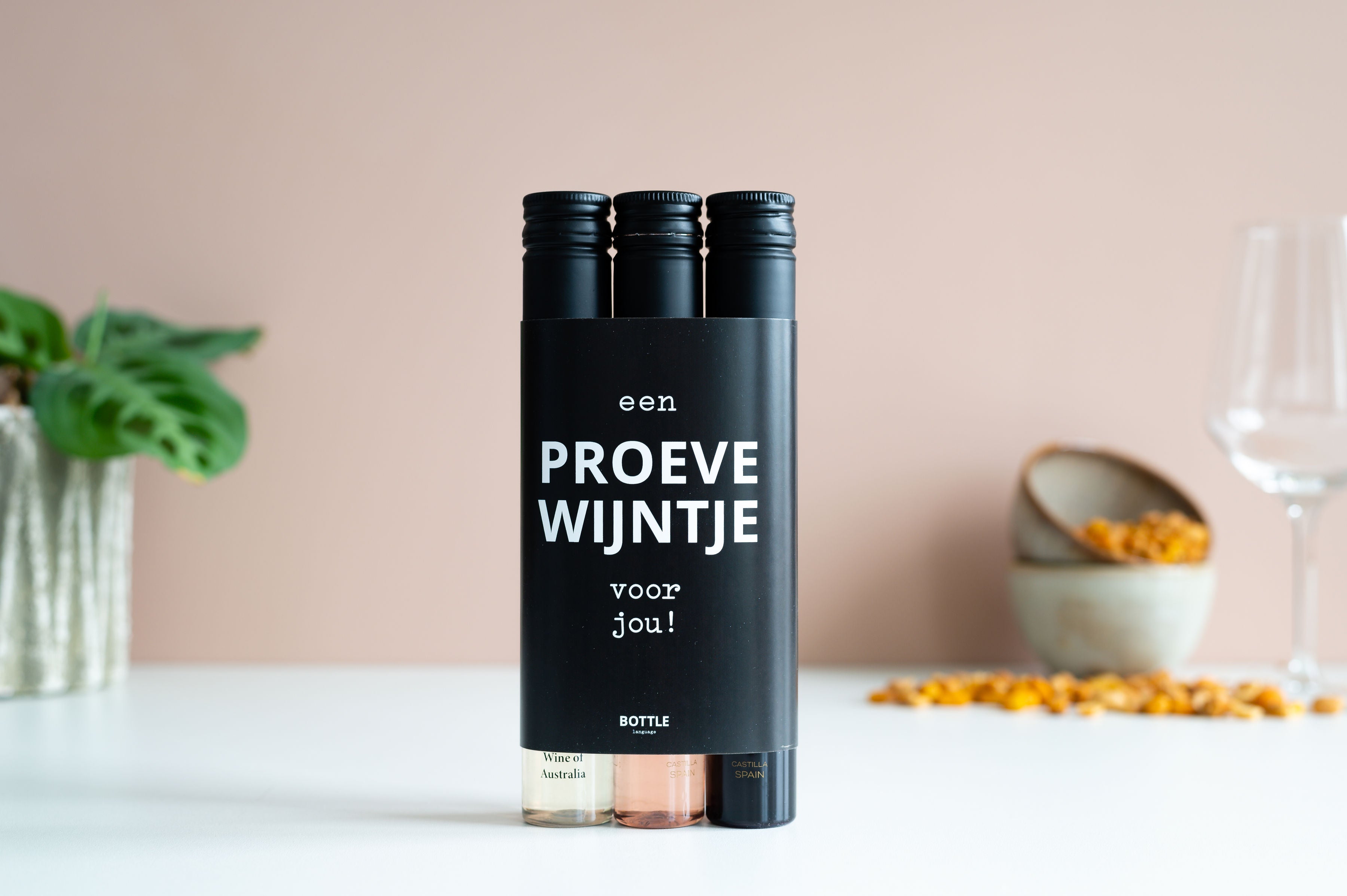 drie tubes gevulld met wijn en 'een proevewijntje voor jou!' op het etiket