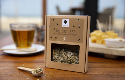 losse rooibos thee in een vierkant bruin doosje