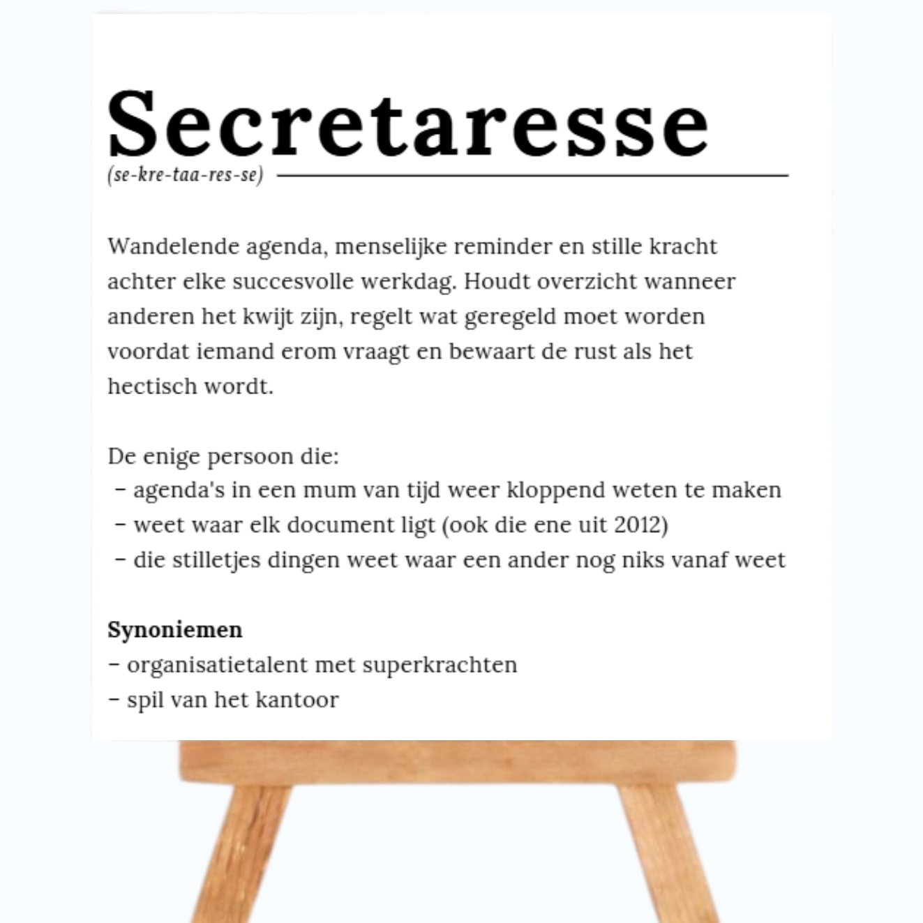 Witte keramieken tegel met de woordenboek tekst secretaresse