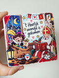 Sinterklaas Tegeltje - 't Heerlijk avondje is gekomen met een vrolijk pietje die een zak vasthoudt en een Sinterklaas met het grote boek