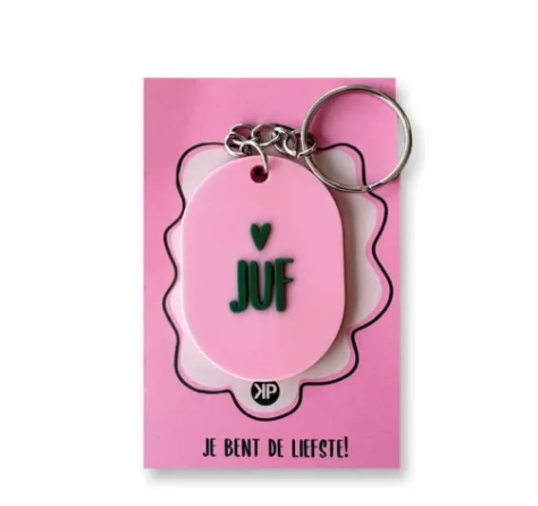 Roze sleutelhanger met de tekst Juf en een hartje geplaatst op een roze kaartje