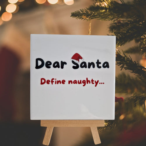 witte keramieken tegel met de tekst dear santa define naughty