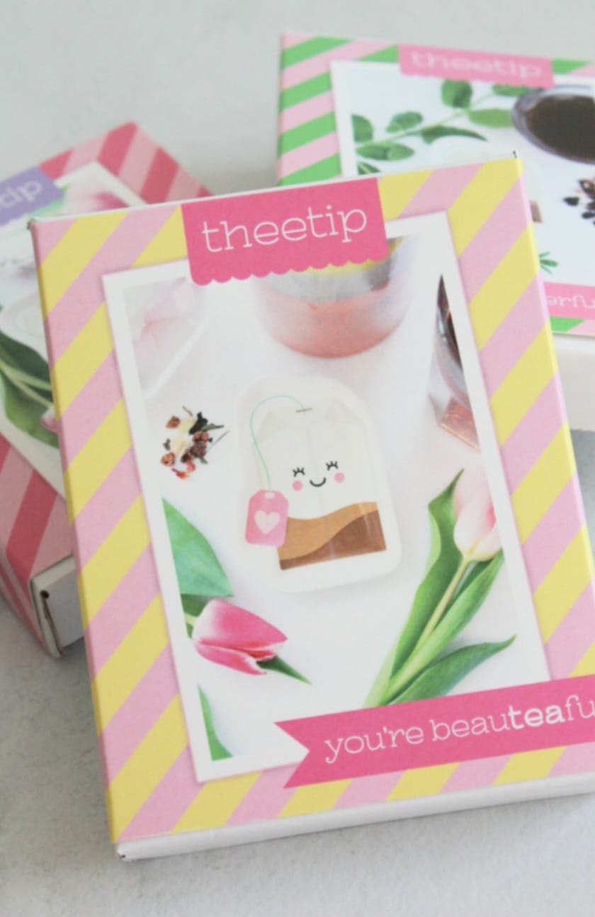 theetip in de vorm van een theezakje met een vrolijk gezichtje erop naast een roze doosje waarop staat you're beautiful
