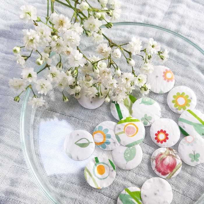 Tuinconfetti los op een schaaltje waar bloemenzaadjes in zitten. 