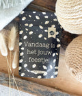 bodyscrub in een zwarte zak en met de tekst vandaag is het jouw feestje