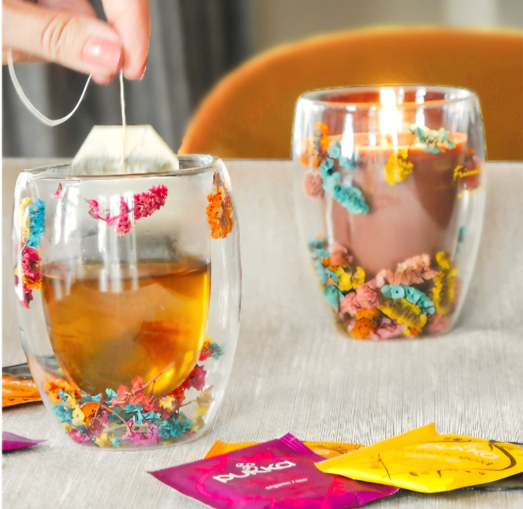 Voor de liefste sojawaskaars in theeglas met hete drank erin