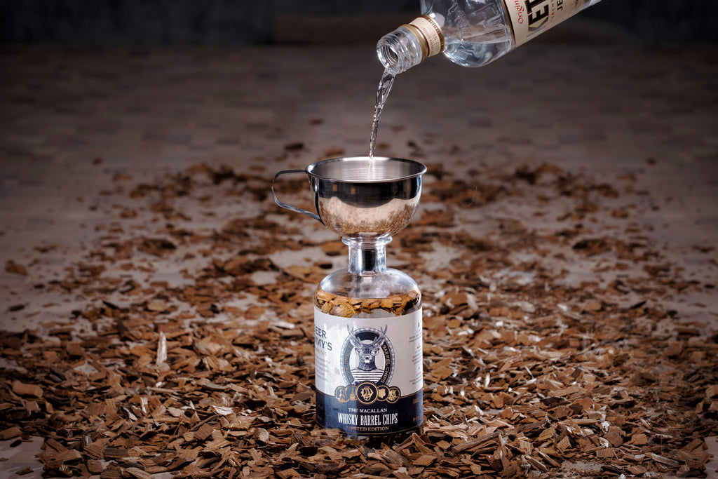 Alcohol wordt toegevoegd aan de whisky barrel fles
