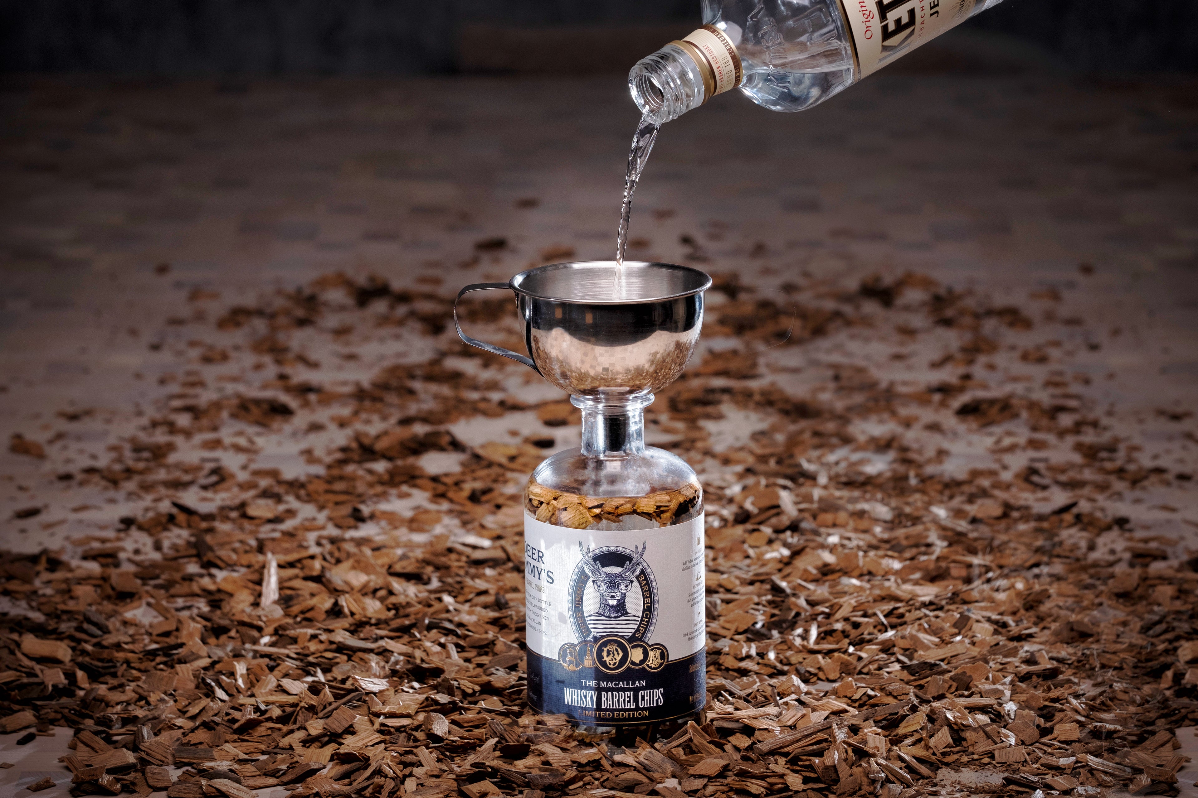 Alcohol wordt toegevoegd aan de whisky barrel fles