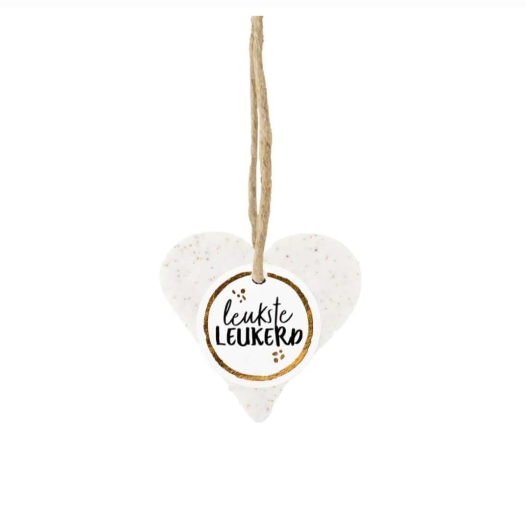 Hartjes zeep met de tekst leukste leukerd en hangend aan een bruin touwtje