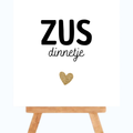 witte tegel met zwarte letters zusdinnetje en een goud hartje