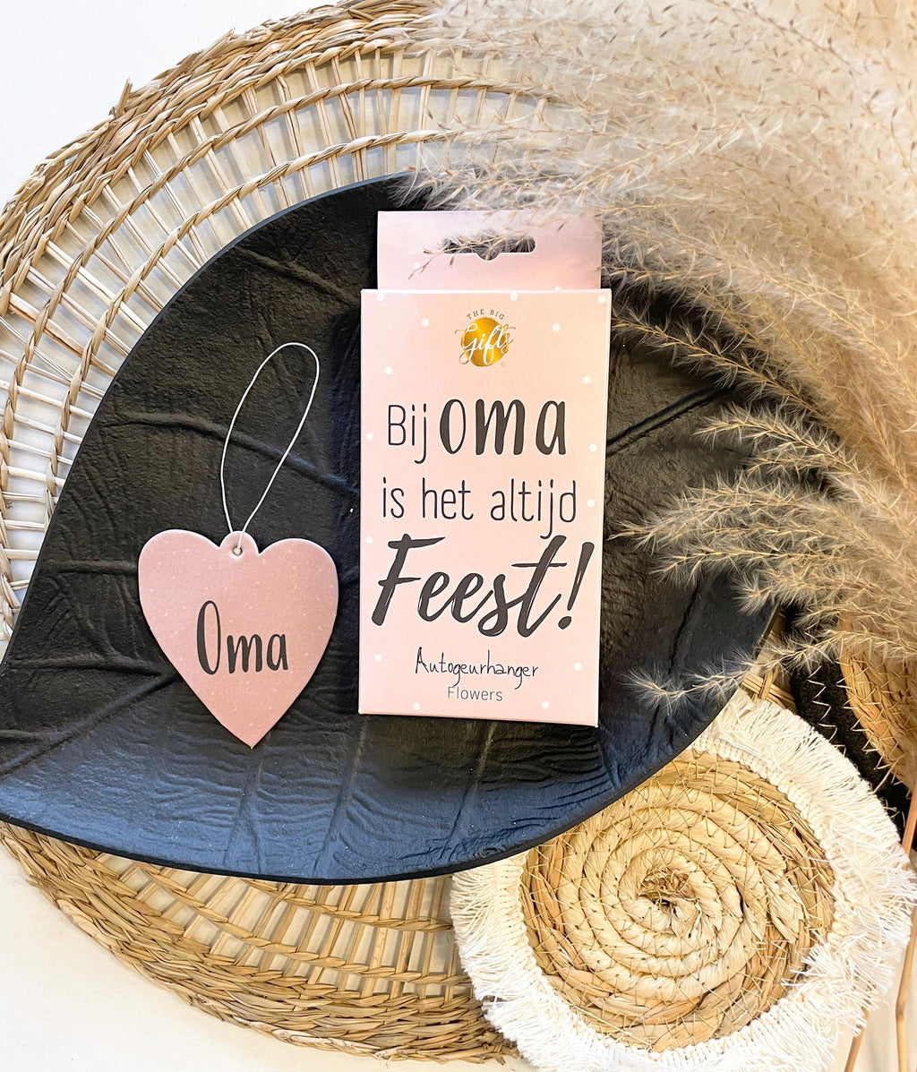 geurhanger in de vorm van een hartje met de tekst oma erop en een doosje met de tekst bij oma is het altijd feest