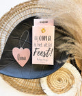 geurhanger in de vorm van een hartje met de tekst oma erop en een doosje met de tekst bij oma is het altijd feest