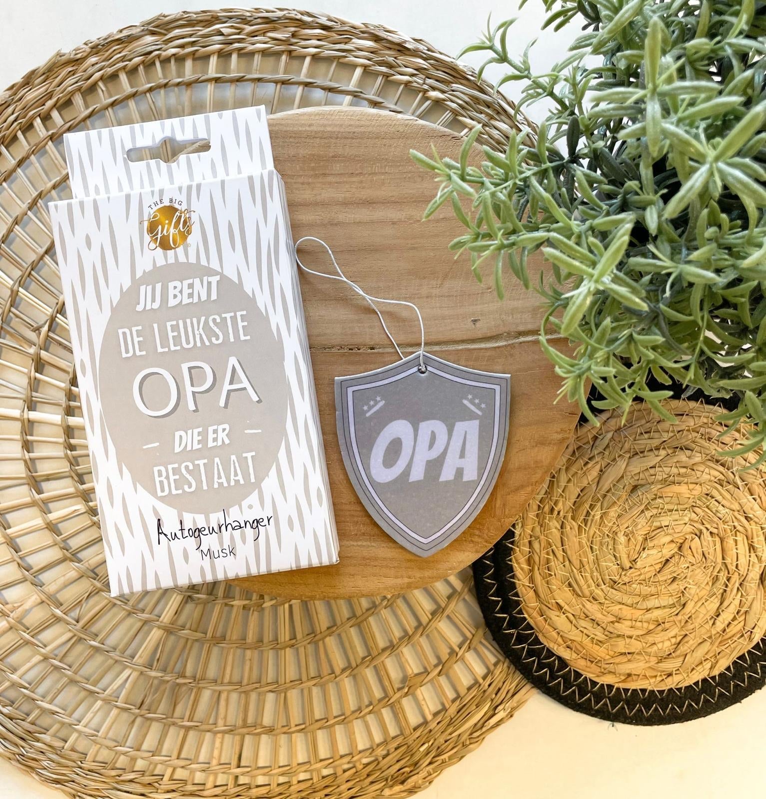geurhanger met de tekst opa erop en een doosje met de tekst jij bent de leukste op die er bestaat