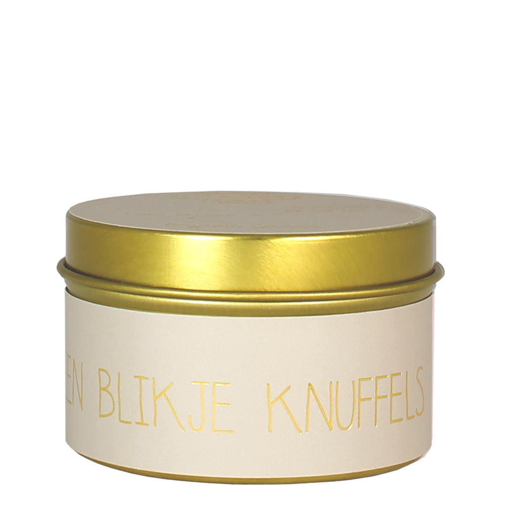goud blikje gevuld met sojawaskaars en de tekst een blikje knuffels