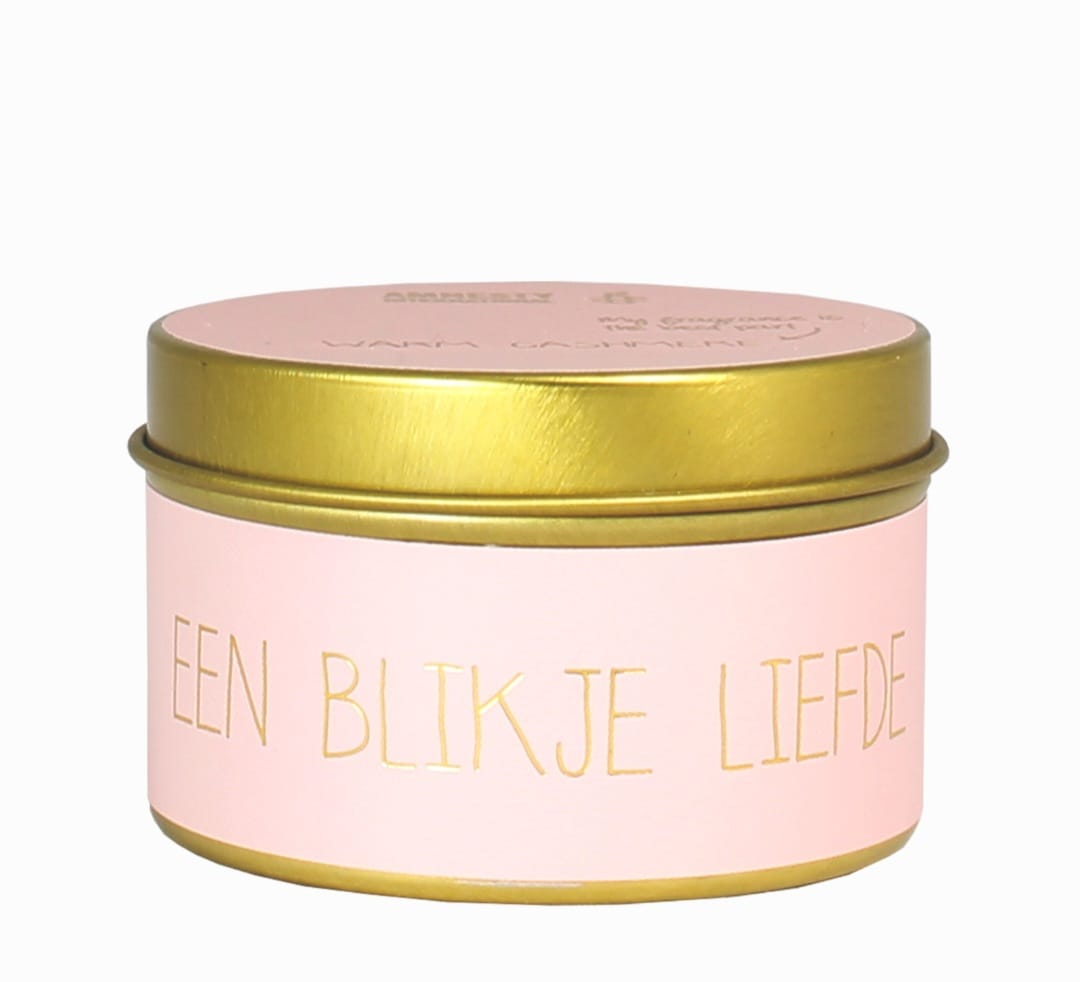 Blikkaarsje gevuld met sojawas en de tekst blikje liefde