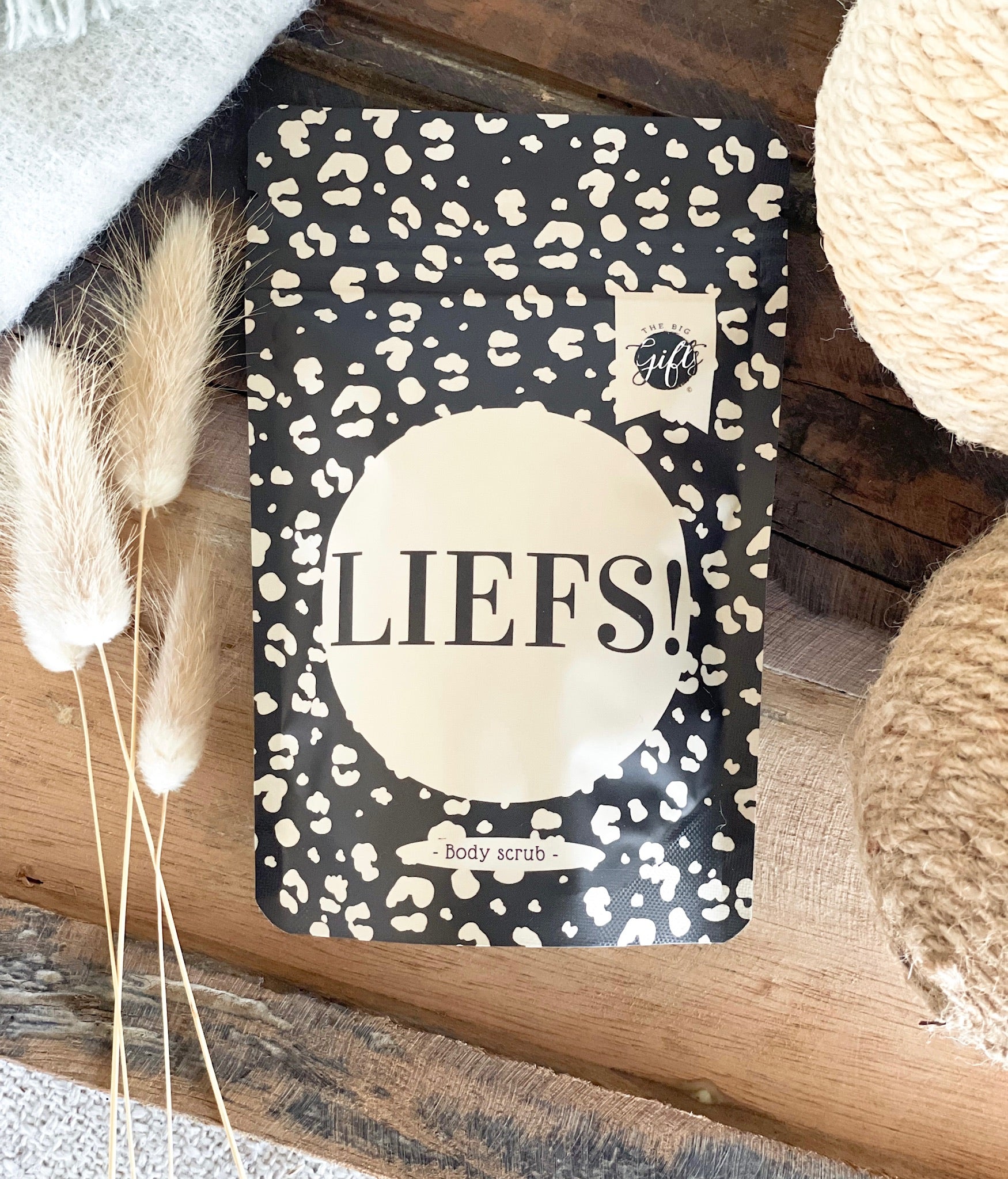 boduscrub in een zakje en de tekst liefs