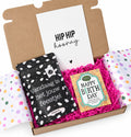 Brievenbuscadeau : Bodyscrub met de tekst 'Vandaag is het jouw feestje', een heerlijk theezakje met Happy Birthday thee en een wenskaart met de tekst 'Hip Hip Hooray'.