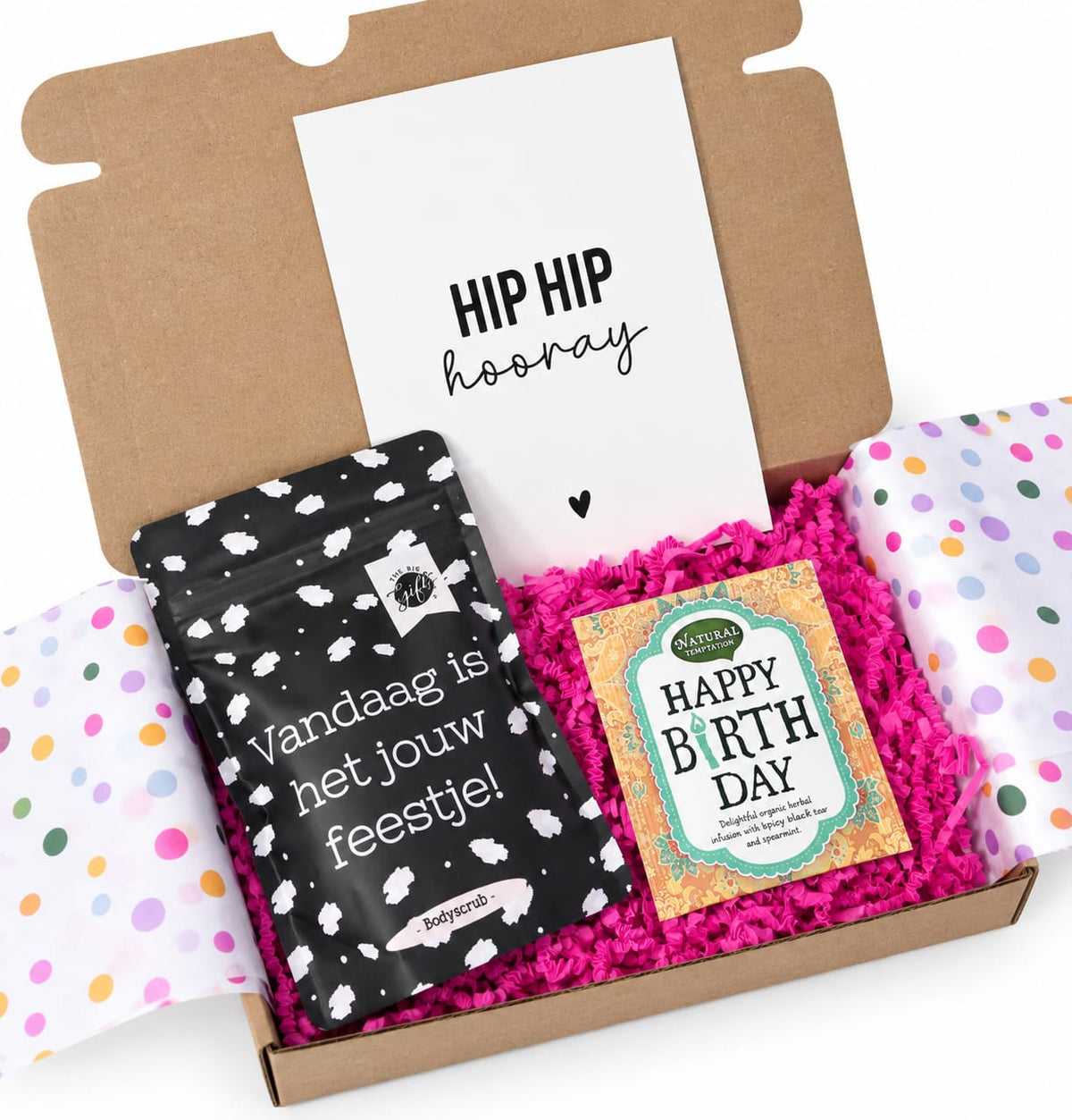 Brievenbuscadeau : Bodyscrub met de tekst 'Vandaag is het jouw feestje', een heerlijk theezakje met Happy Birthday thee en een wenskaart met de tekst 'Hip Hip Hooray'.