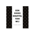 chocolade in een vierkante verpakking met de tekst een dikke knuffel van mij