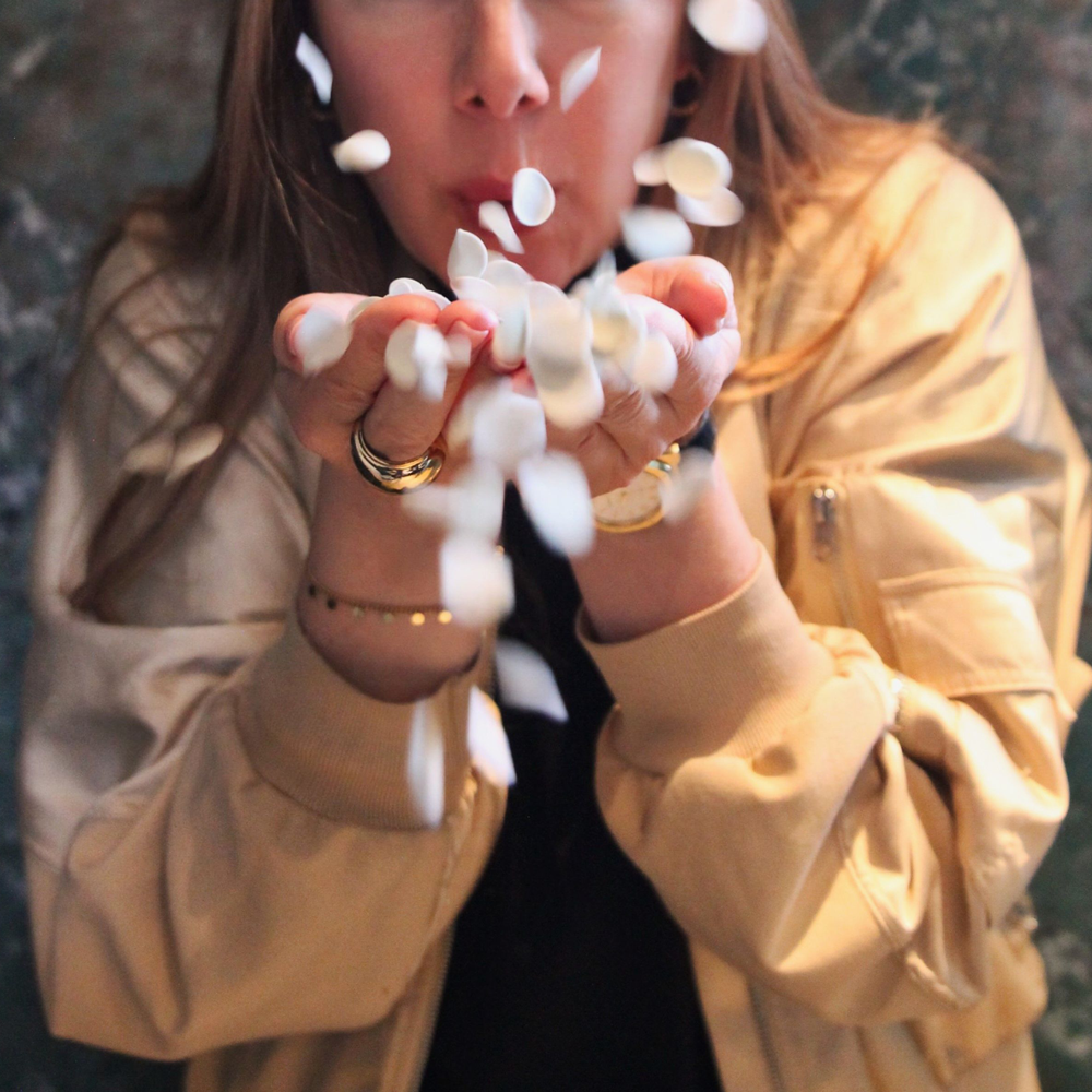 confetti handzeep in handen en worden weggeblazen