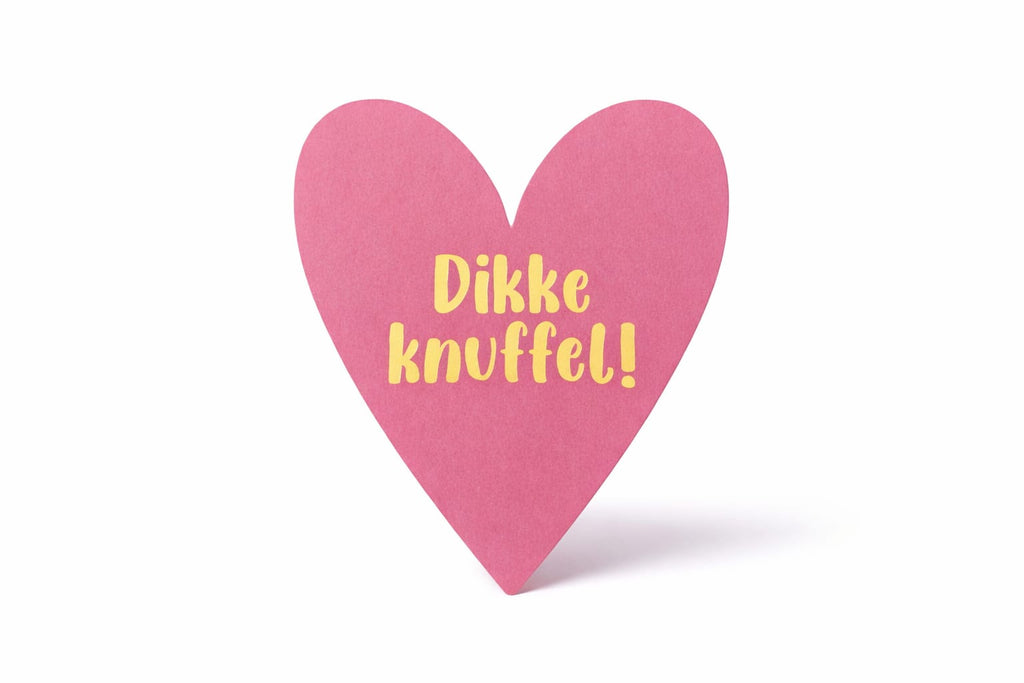 roze kaart in de vorm van een hartje met de gouden tekst dikke knuffel!