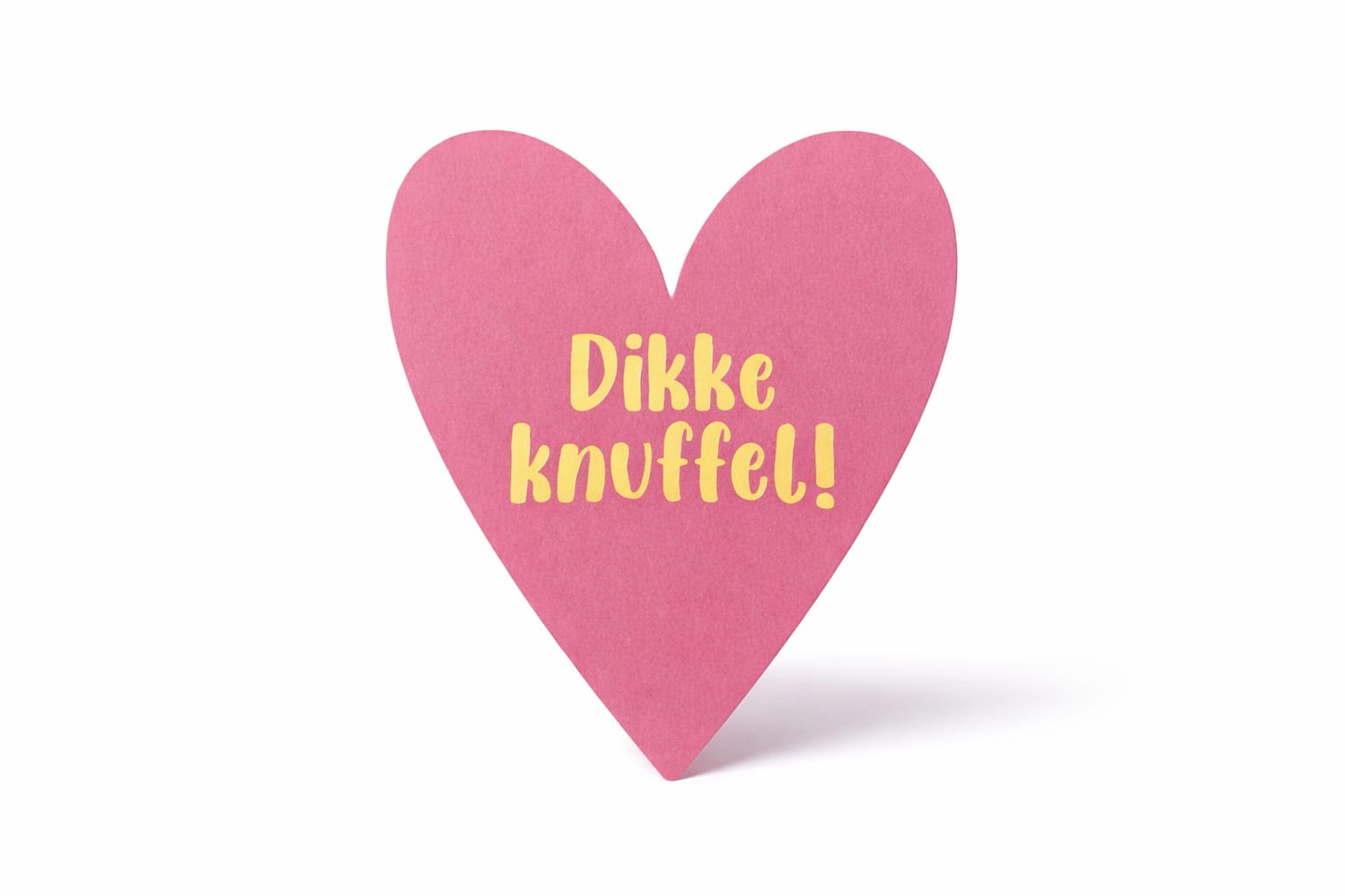 roze kaart in de vorm van een hartje met de gouden tekst dikke knuffel!