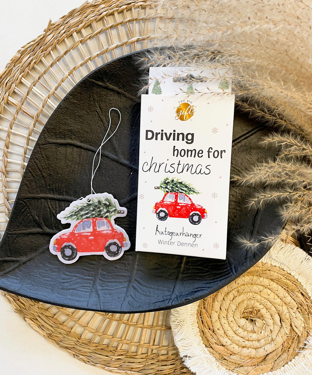 geurhanger in de vorm van een auto met een kerstboom erop en doosje met de tekst driving home for christmas